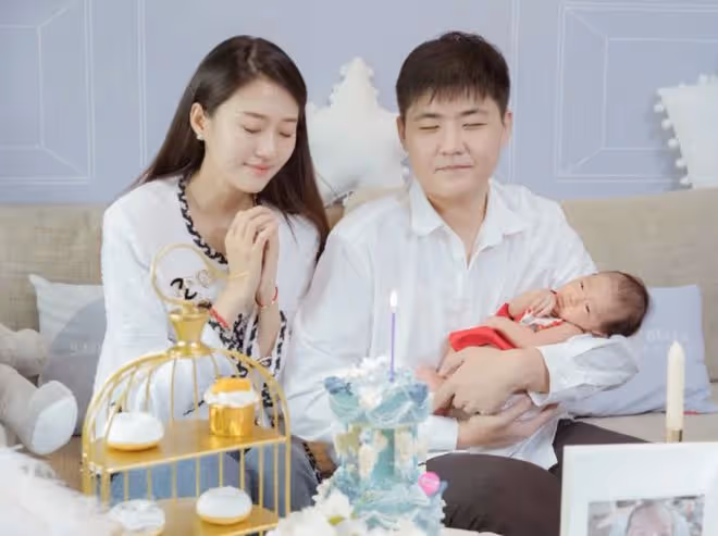 閆學晶孫子滿月,兒媳婦穿露腰裝拍全家福,小腹突出仍有待恢復