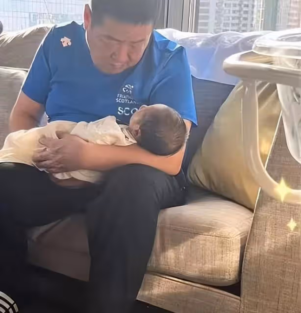 閆學晶孫子滿月,兒媳婦穿露腰裝拍全家福,小腹突出仍有待恢復