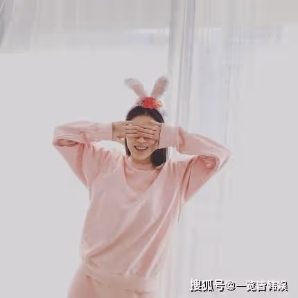 河智苑穿粉色衣服超可愛 44歲少女感滿溢 高中決定當演員一路走紅