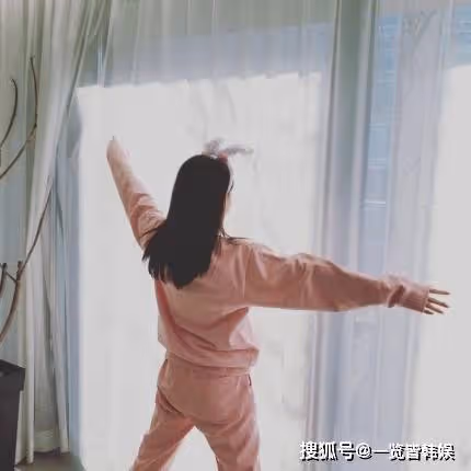河智苑穿粉色衣服超可愛 44歲少女感滿溢 高中決定當演員一路走紅
