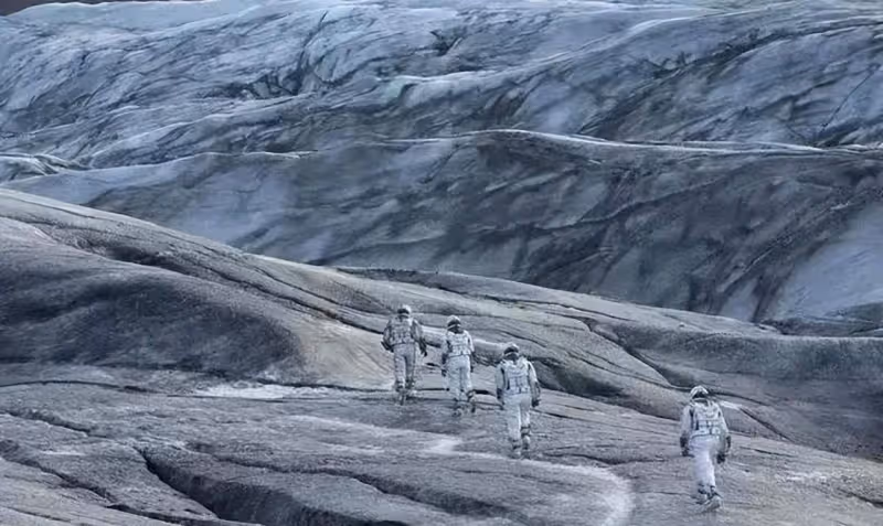 肉身進黑洞,行星發動機太假?科幻片到底要不要符合「科學」