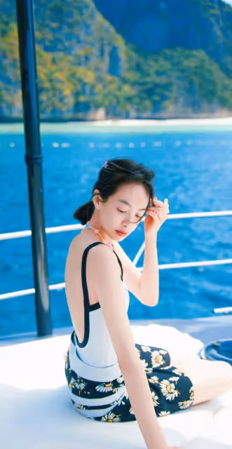 宋茜泰國假期寫真壁紙，海風陽光泳衣配褲衩，短髮浪漫純欲風滿滿