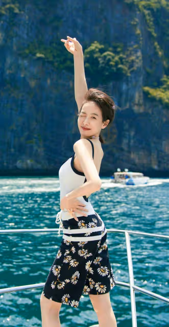 宋茜泰國假期寫真壁紙，海風陽光泳衣配褲衩，短髮浪漫純欲風滿滿
