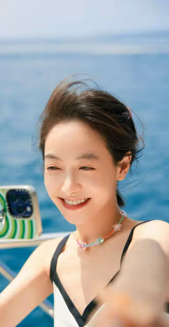 宋茜泰國假期寫真壁紙,海風陽光泳衣配褲衩,短髮浪漫純欲風滿滿