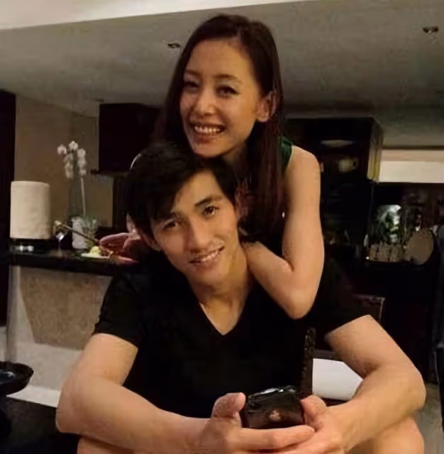 曝古裝男演員婚內出軌,趁著女星太太懷孕偷腥,李子峰情形吻合