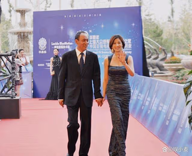 張光北老婆六十一枝花,小碼裹身裙被她穿得風情萬種,像換了個人