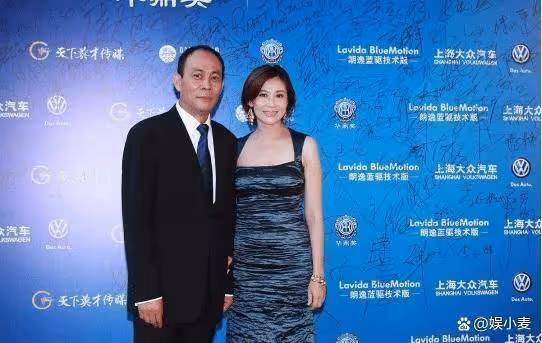 張光北老婆六十一枝花,小碼裹身裙被她穿得風情萬種,像換了個人