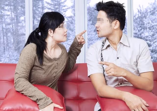 丈夫總救濟小姑子,當他患病需要錢時,小姑子送了張銀行卡