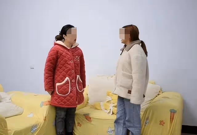 丈夫總救濟小姑子,當他患病需要錢時,小姑子送了張銀行卡