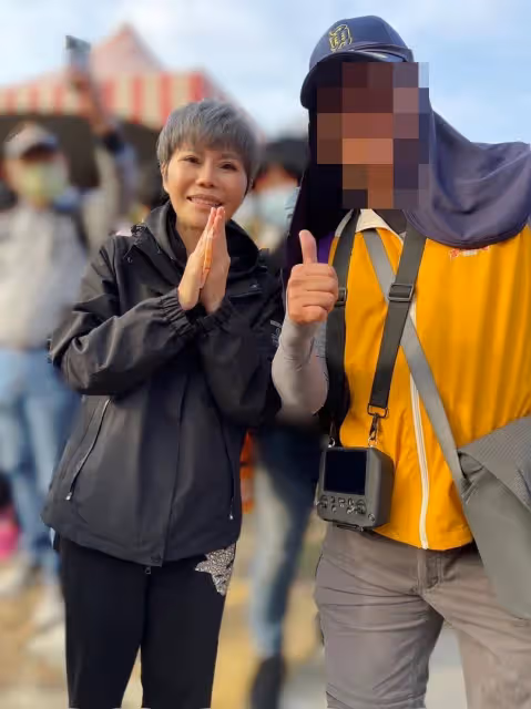 被告知時間剩不多了!55歲詹雅雯「抱病追白沙屯媽祖」年年不缺席,雙手合十「誠心祈願畫面曝光」感動信徒