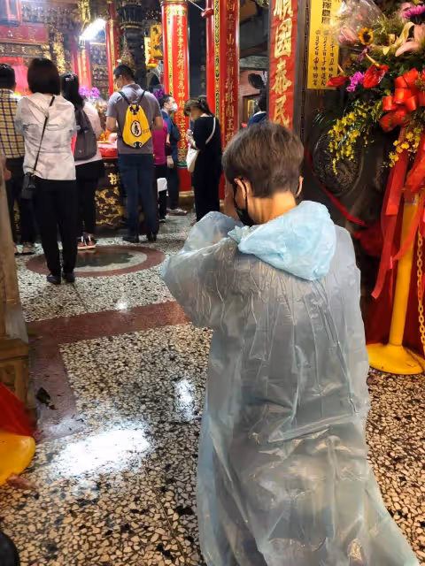 被告知時間剩不多了!55歲詹雅雯「抱病追白沙屯媽祖」年年不缺席,雙手合十「誠心祈願畫面曝光」感動信徒