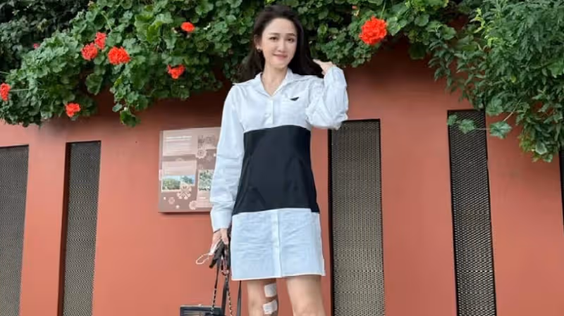 陳喬恩曬老公視角出遊照，打扮青春少女感足，腿部貼膠布引擔憂
