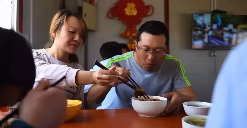 大哥借我五萬，回老家看到他在殺豬，回來後我撕掉了借條