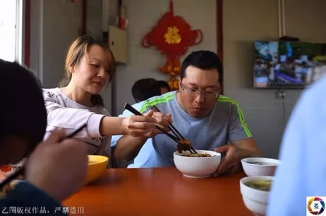 大哥借我五萬,回老家看到他在殺豬,回來後我撕掉了借條