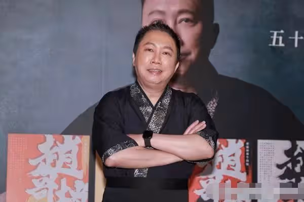 台灣主持公開與小22歲空姐戀情,被嘲長相發麵,曾與內地女粉生娃