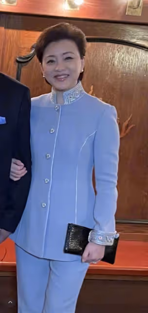 楊瀾陪富豪老公領獎！打扮似服務員甜蜜秀恩愛，被曝全家移民美國