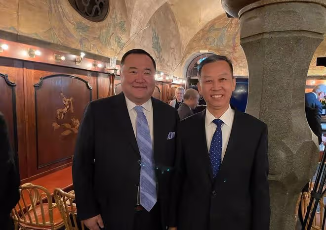 楊瀾陪富豪老公領獎！打扮似服務員甜蜜秀恩愛，被曝全家移民美國