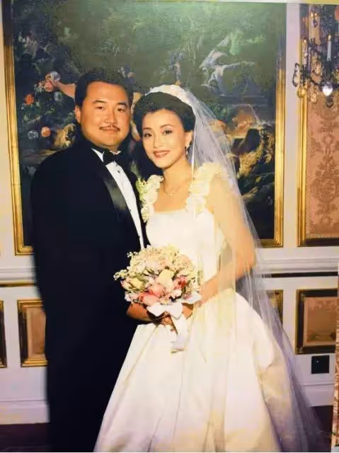 楊瀾陪富豪老公領獎!打扮似服務員甜蜜秀恩愛,被曝全家移民美國