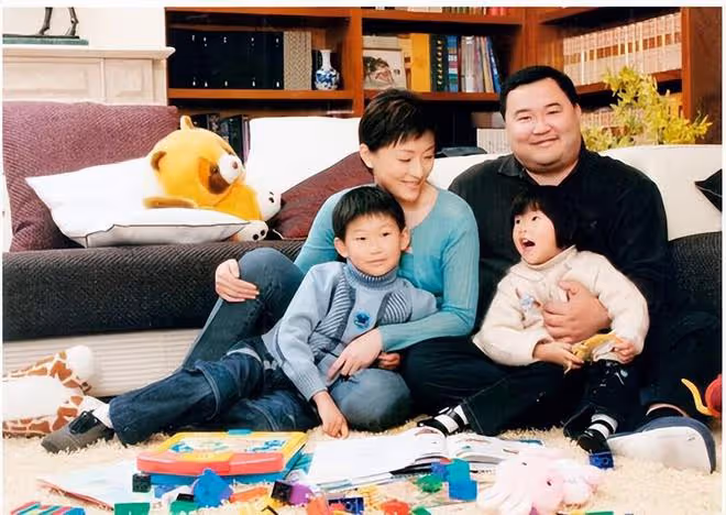 楊瀾陪富豪老公領獎!打扮似服務員甜蜜秀恩愛,被曝全家移民美國