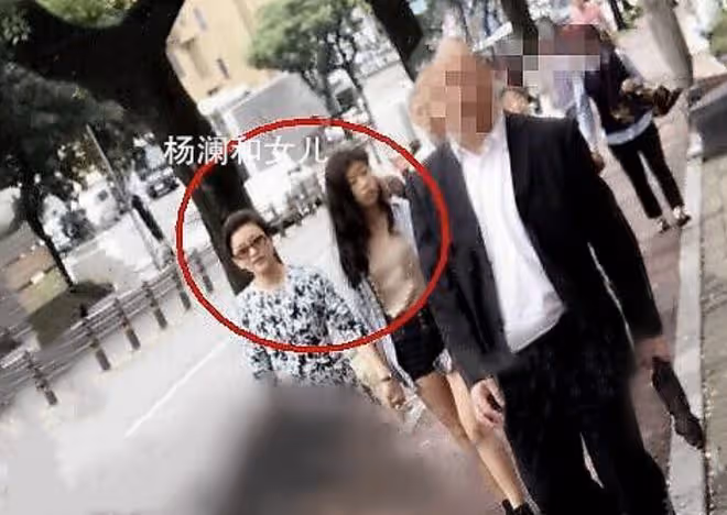 楊瀾陪富豪老公領獎!打扮似服務員甜蜜秀恩愛,被曝全家移民美國
