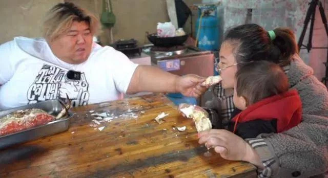 胖猴子:減肥失敗又做回吃播忙賺錢,被減肥訓練營趕出來也不在乎