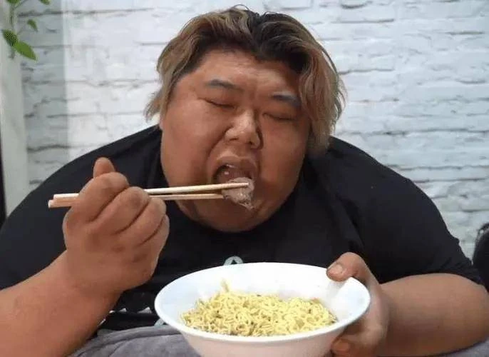 胖猴子:減肥失敗又做回吃播忙賺錢,被減肥訓練營趕出來也不在乎