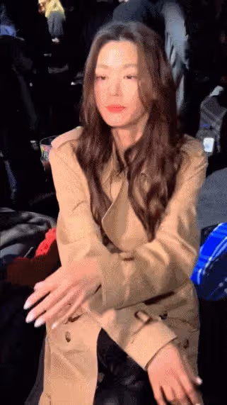 41歲全智賢和45歲金喜善，這臉的差距有點大呀