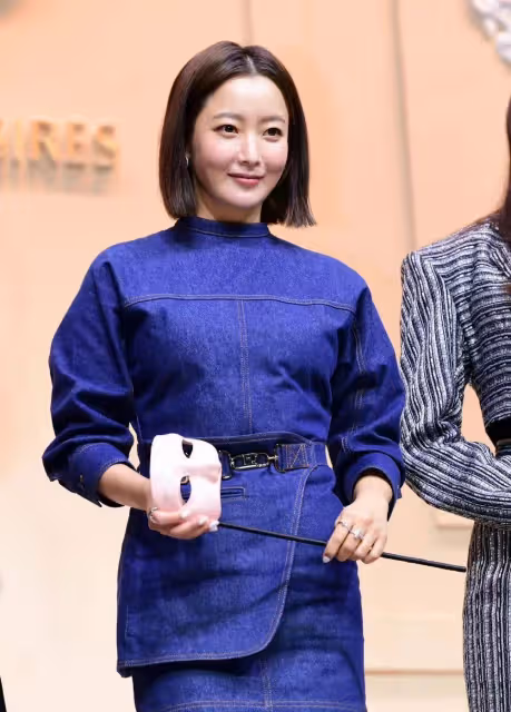 41歲全智賢和45歲金喜善，這臉的差距有點大呀