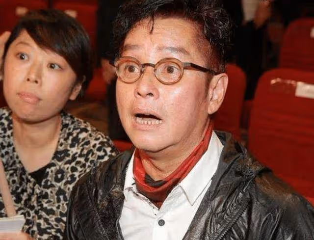 所有人罵他唱歌難聽,譚詠麟勸他別搞音樂,誰知如今卻成天王巨星