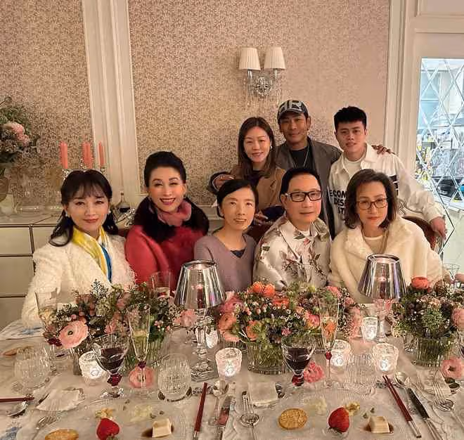 趙雅芝攜老公參加聚會,穿短裙身材好,杜德偉夫婦差24歲像同齡人