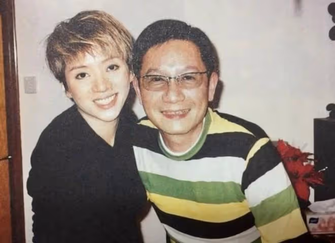 趙雅芝攜老公參加聚會,穿短裙身材好,杜德偉夫婦差24歲像同齡人