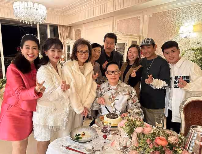 趙雅芝攜老公參加聚會,穿短裙身材好,杜德偉夫婦差24歲像同齡人