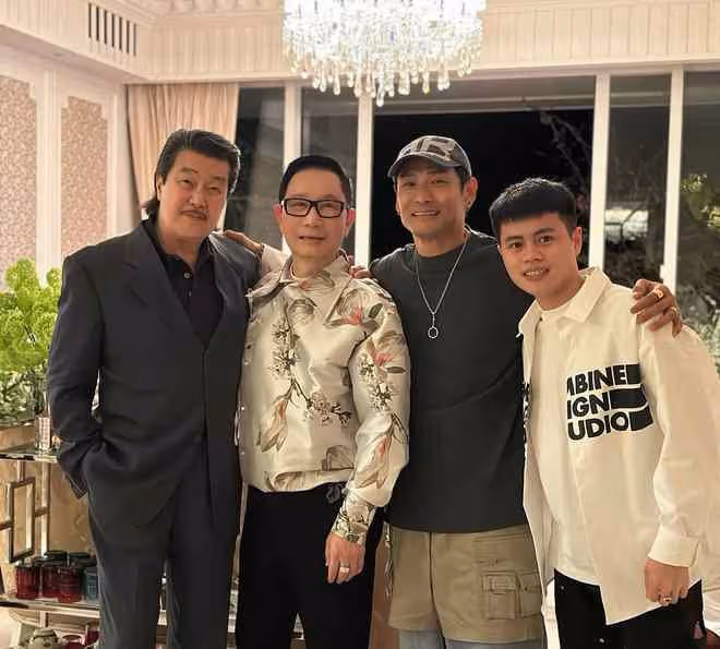 趙雅芝攜老公參加聚會,穿短裙身材好,杜德偉夫婦差24歲像同齡人