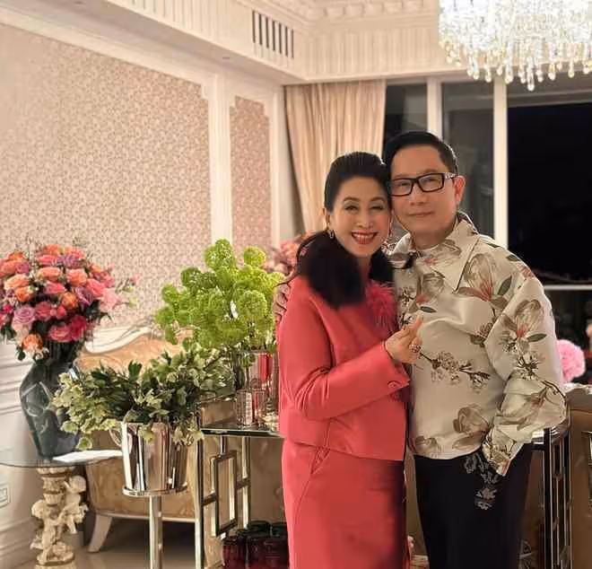 趙雅芝攜老公參加聚會,穿短裙身材好,杜德偉夫婦差24歲像同齡人