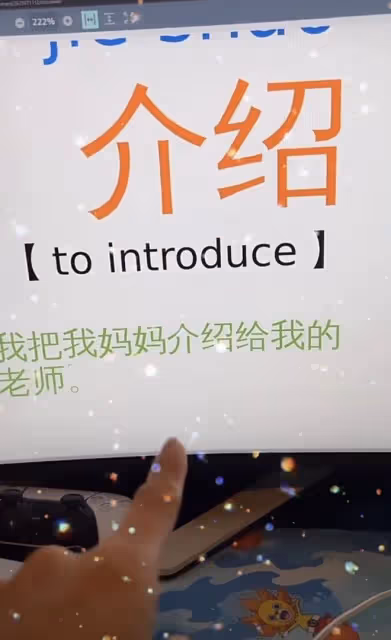 好辛苦！張柏芝晚上10點半起床陪兒子做作業，靠小Q身上面露疲憊