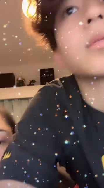 好辛苦！張柏芝晚上10點半起床陪兒子做作業，靠小Q身上面露疲憊