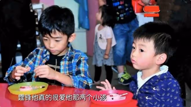 好辛苦！張柏芝晚上10點半起床陪兒子做作業，靠小Q身上面露疲憊