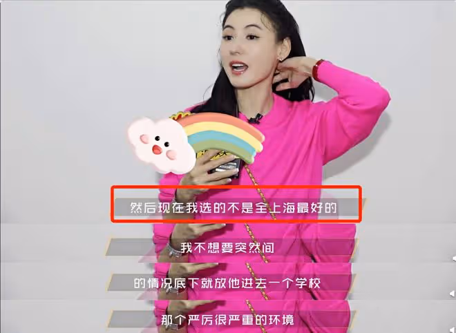 好辛苦!張柏芝晚上10點半起床陪兒子做作業,靠小Q身上面露疲憊