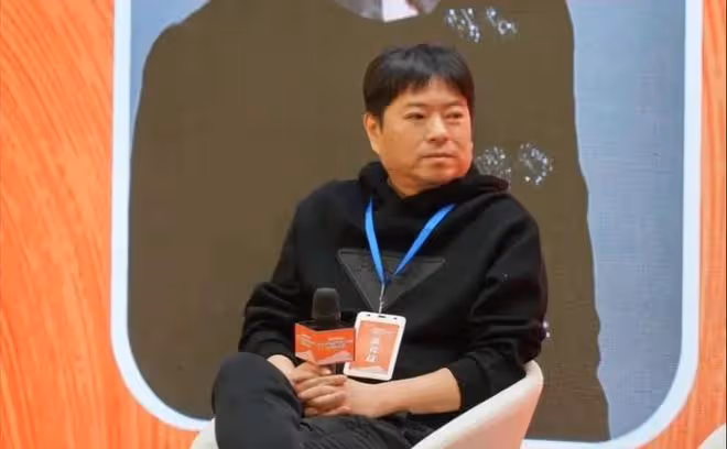 51歲高曉松罕見露面，顏值大變就像小鮮肉，剪短頭髮像變了一個人