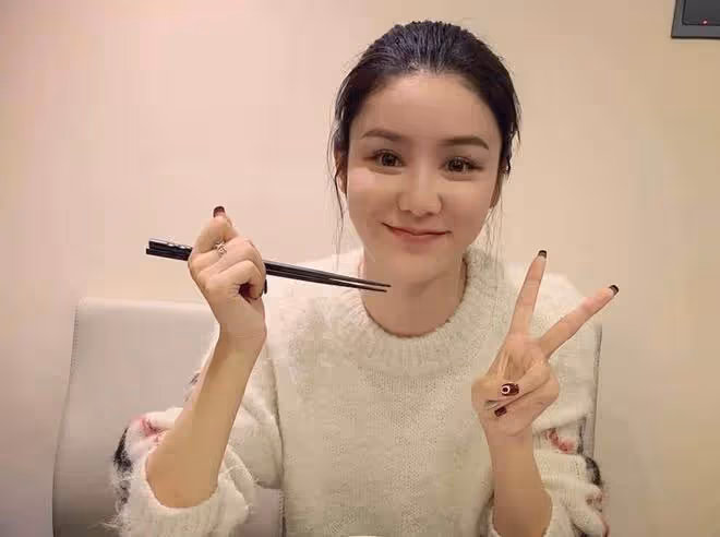 林峯妻子曬母女合影，2歲女兒被嘲像男人！張馨月痛斥網友不像人