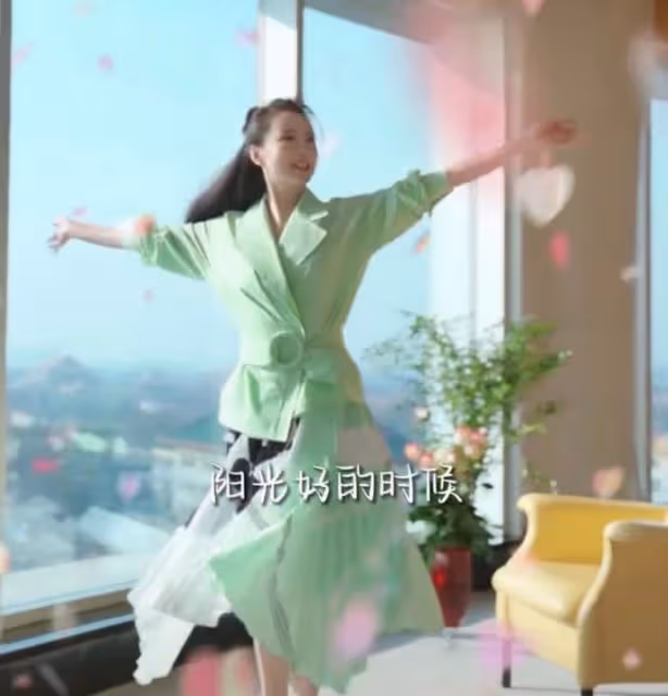 49歲王艷近況：住故宮旁豪宅，品茶跳舞，勸大家都要歲月靜好！