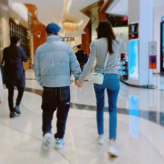 汪詩詩甄子丹祖孫三代同游澳門,何超瓊盡地方之宜親自接待