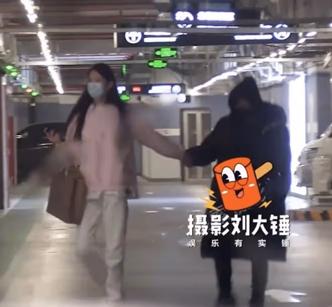 40歲王寶強被女友拉著出門，最萌身高差搶鏡，被調侃像媽媽帶小孩