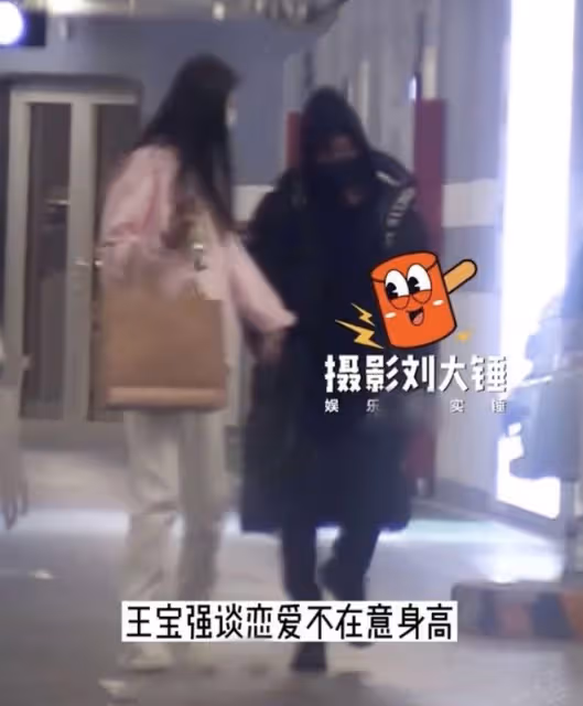 40歲王寶強被女友拉著出門，最萌身高差搶鏡，被調侃像媽媽帶小孩