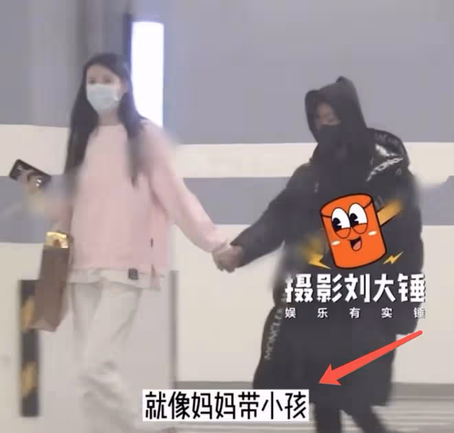 40歲王寶強被女友拉著出門，最萌身高差搶鏡，被調侃像媽媽帶小孩