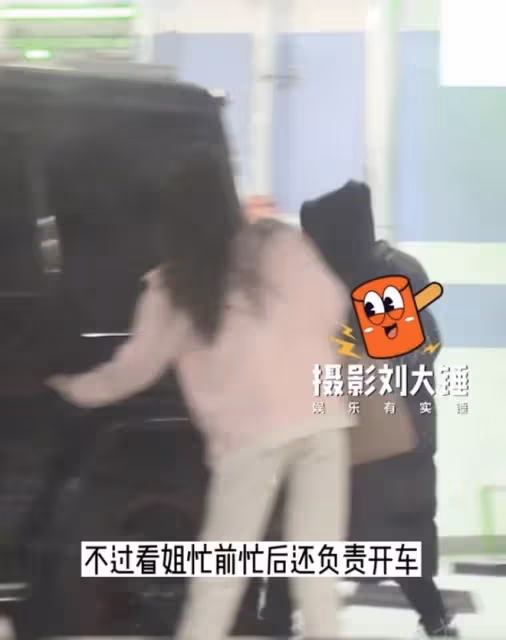 40歲王寶強被女友拉著出門，最萌身高差搶鏡，被調侃像媽媽帶小孩