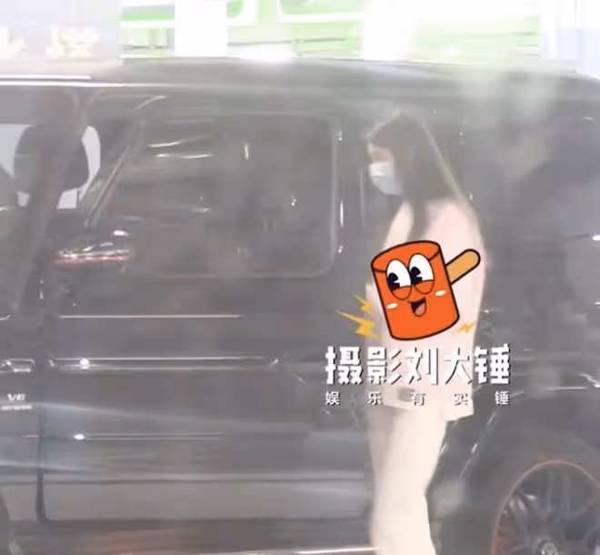 40歲王寶強被女友拉著出門，最萌身高差搶鏡，被調侃像媽媽帶小孩