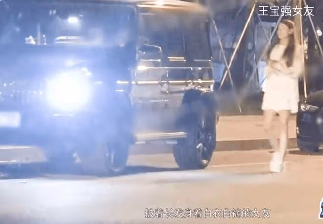 40歲王寶強被女友拉著出門，最萌身高差搶鏡，被調侃像媽媽帶小孩