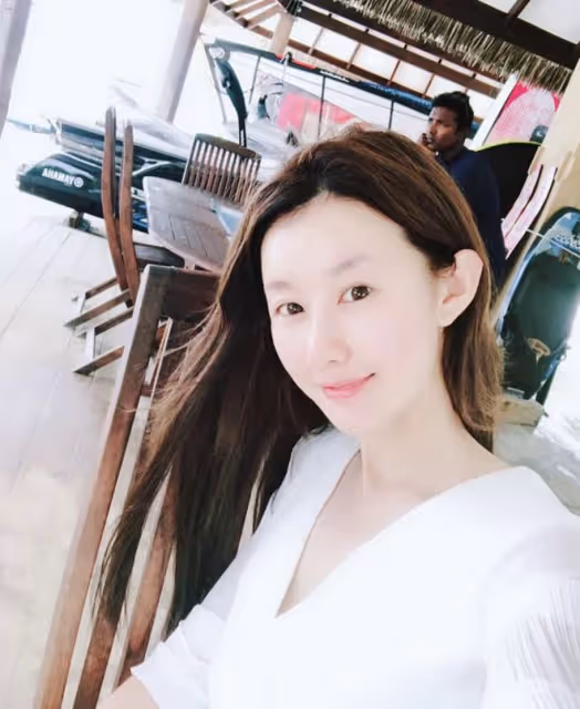 40歲王寶強被女友拉著出門，最萌身高差搶鏡，被調侃像媽媽帶小孩