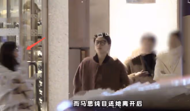 馬思純帶媽媽和閨蜜周冬雨聚餐，素麵朝天，一路說笑狀態回春
